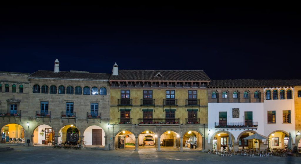 poble espanyol at night